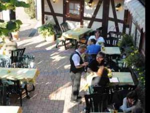 un groupe de personnes debout dans un restaurant en plein air dans l'établissement Hotel Schützen, à Bad Peterstal-Griesbach