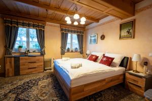 莫济列Residence Moritz with Sauna的卧室里有一张大床，配有红色枕头