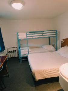 Postel nebo postele na pokoji v ubytování Quick Palace Saint Brieuc