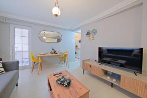 TV a/nebo společenská místnost v ubytování Taksim İstiklalin Kalbinde Konforlu Daire Netflix Wifi