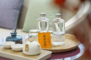 two bottles of alcohol on a tray on a table at Return to Emei Hotel in Baoguosi