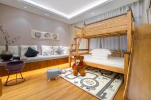 a bedroom with two bunk beds and a teddy bear at Return to Emei Hotel in Baoguosi