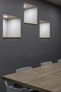a conference room with a wooden table and chairs at MAISON LE GRATTE CIEL - séminaire ou famille, salle de réunion, 8 chambres Clim, Jardin & Salle de sport in Villeurbanne