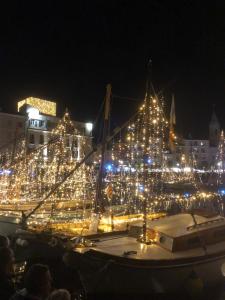 eine Gruppe von Booten mit Weihnachtslichtern an ihnen in der Unterkunft Chez Sylvie in Six-Fours-les-Plages + 1 Foto