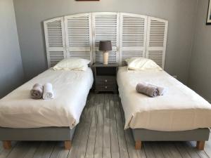 Postel nebo postele na pokoji v ubytování Les Coquillages de Langrune-sur-mer