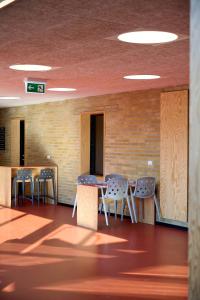 Restoran või mõni muu söögikoht majutusasutuses Sæby Spektrum & Hostel