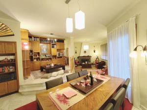 a dining room and living room with a table and chairs at CasaMamma in Drama