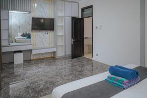 een woonkamer met een tv en een bed bij 4 BEDROOM VILLA KUTA REGENCY B10 in Kuta +19 foto's