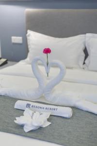 Postel nebo postele na pokoji v ubytování Bohol Panglao Begonia Resort