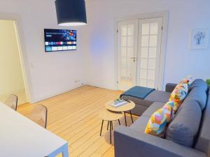 オールボーにあるaday - Central Charming 2 bedrooms Apartmentのソファとテーブルのあるリビングルーム