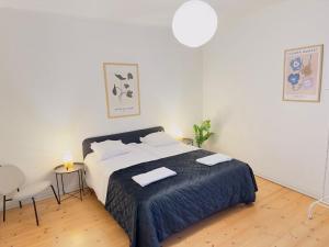 オールボーにあるaday - Central Charming 2 bedrooms Apartmentのベッドとタオル2枚のある寝室