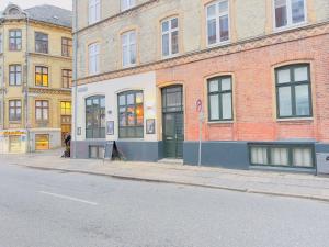 オールボーにあるaday - Central Charming 2 bedrooms Apartmentの角の建物が並ぶ空き街道