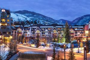 una ciudad en las montañas por la noche con nieve en Lion Square Lodge South 451, en Vail