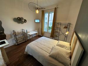 Ένα ή περισσότερα κρεβάτια σε δωμάτιο στο Émeraude 3