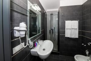 Koupelna v ubytování Golden Hotel