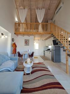 een woonkamer met een blauwe bank en een trap bij Loft Matina in Nafplio