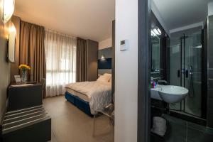 Pokój hotelowy z łóżkiem i umywalką w obiekcie Golden Hotel w mieście Neapol +20 zdjęć