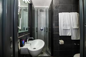 Koupelna v ubytování Golden Hotel