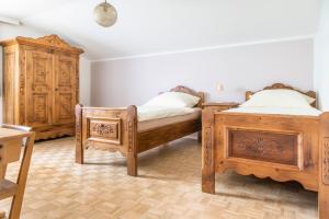 Postel nebo postele na pokoji v ubytování Stadtbauernhof Salzburg - Ferienwohnung - Gut Unterleithen