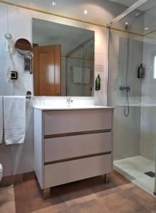 Koupelna v ubytování Aparthotel El Serch + 37 fotografií