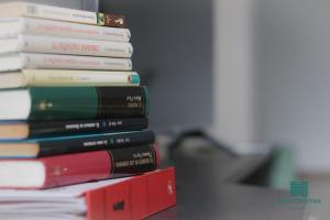 una pila de libros sobre una mesa en Casa en Playa de Arinaga, en Arinaga