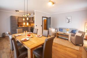 een eetkamer en woonkamer met een tafel en stoelen bij Chalet Bergzeit 7 in Braunlage