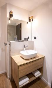 een badkamer met een wastafel en een spiegel bij Chalet Bergzeit 7 in Braunlage