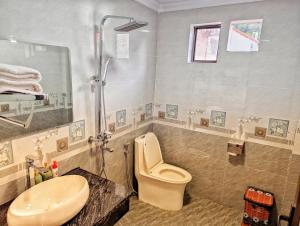 un baño con inodoro y ducha en Ninh Binh Greenland Homestay, en Ninh Binh