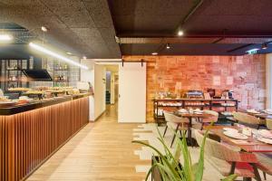 Um restaurante ou outro lugar para comer em Hotel Moon & Sun Braga