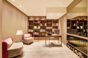 Uma área de estar em Hotel Moon & Sun Braga
