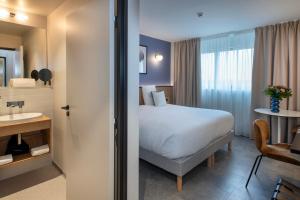 Sevenline Purpan Toulouse客房内的一张或多张床位