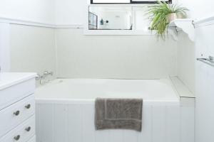 Un baño blanco con lavabo y una toalla en una encimera. en Salt bush cottage Peterborough, en Peterborough 33 fotos más