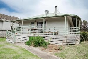 Una casa blanca con una antena encima. en Salt bush cottage Peterborough, en Peterborough