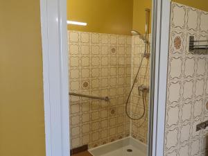 a bathroom with a shower with a shower at Maison de campagne avec jardin et parking près de Neuvy-Saint-Sépulchre - FR-1-591-645 in Neuvy-Saint-Sépulchre +13 photos
