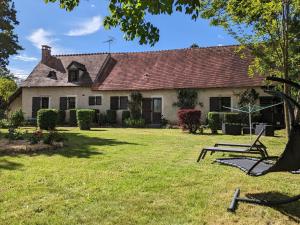 an old house with a picnic table in the yard at Maison de campagne avec jardin et parking près de Neuvy-Saint-Sépulchre - FR-1-591-645 in Neuvy-Saint-Sépulchre