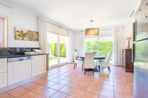 Køkken eller tekøkken på Ca Na Marina by Mallorca House Rent