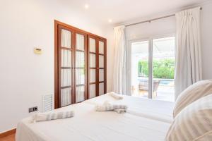 En eller flere senge i et værelse på Ca Na Marina by Mallorca House Rent + 26 billeder
