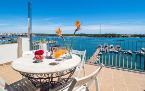 a table on a balcony with a view of the water at Apartamento Varadero Mestral by MHR in Portocolom