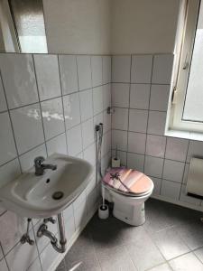 マールにあるMonteurwohnung in Marl - Lipper 70 - 2OGLの洗面台とトイレ付きのバスルーム