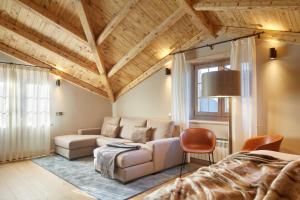 ein Wohnzimmer mit einer Couch und einem Bett in der Unterkunft Pleta Baqueira Luxe 10 by FeelFree Rentals in Naut Aran