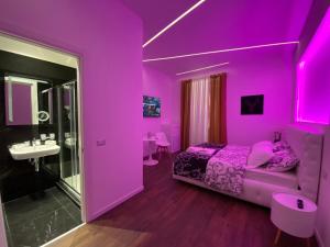 um quarto roxo com uma cama e um lavatório em Vatican G&G Suites em Roma