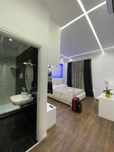 um quarto com uma cama, uma pia e um espelho em Vatican G&G Suites em Roma