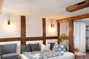 un soggiorno con un divano e una poltrona di Ferienwohnung Fachwerk 44 a Frielendorf