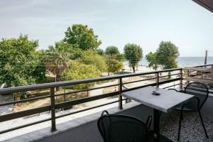 Galería fotográfica de Aqua Beachfront Elegant Hotel en Olympiakí Aktí 42 fotos más