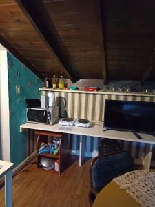 a desk with a microwave and a computer on it at departamento de 1 ambiente planta alta in Mar del Plata