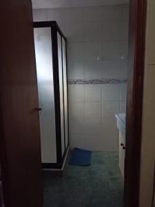 a bathroom with a shower with a blue mat in it at departamento de 1 ambiente planta alta in Mar del Plata +5 photos
