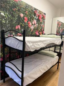 Een bed of bedden in een kamer bij Qui e Ora House