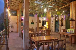 Restoran või mõni muu söögikoht majutusasutuses Bayith Cafe and Stay