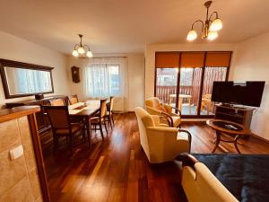 Μια τηλεόραση ή/και κέντρο ψυχαγωγίας στο Apartament Orzechowy Raj