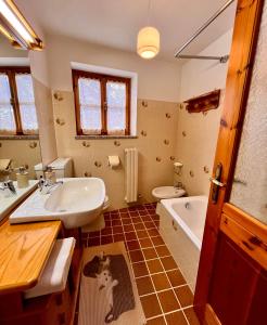 ein Badezimmer mit Waschbecken, Toilette und Badewanne in der Unterkunft B&B La Mandorla in Quart